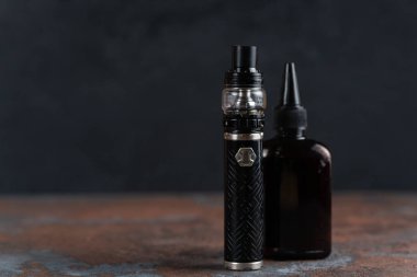 Karanlık arka planda dolum ile vape
