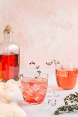 Otlar ve buz küpleri ile pembe ev yapımı limonata