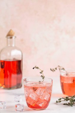 Otlar ve buz küpleri ile pembe ev yapımı limonata