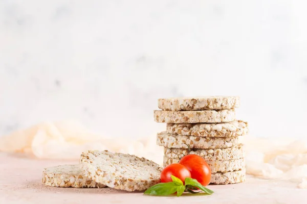stock image Crispy rice cakes and tomatoes