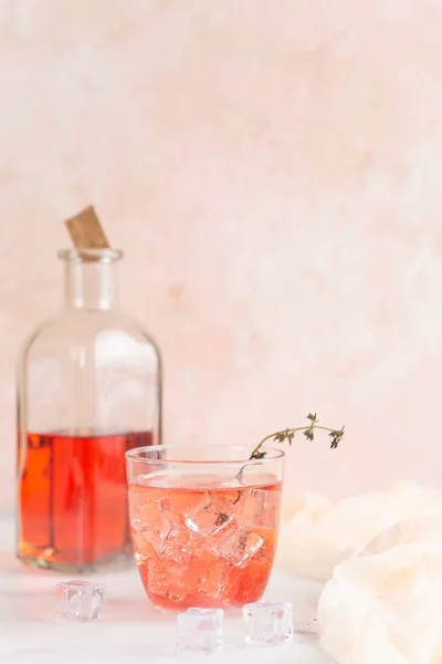 Ροζ Σπιτική Λεμονάδα Βότανα Και Παγάκια — Φωτογραφία Αρχείου