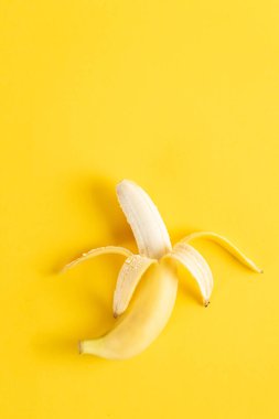Sarı arka planda olgun muz