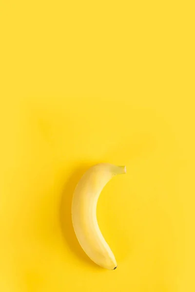 Sarı arka planda olgun muz