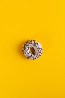 Parlak arka planda bir donut