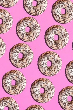 Pembe arka planda donut ile desen