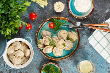 otlar ile haşlanmış ev yapımı köfte 