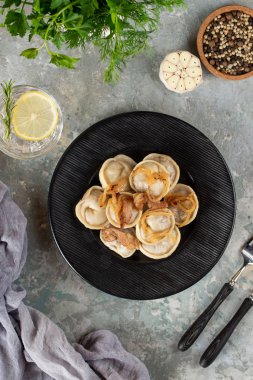 kızarmış soğan ile haşlanmış ev yapımı köfte