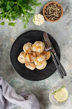 kızarmış soğan ile haşlanmış ev yapımı köfte