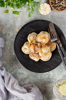 kızarmış soğan ile haşlanmış ev yapımı köfte