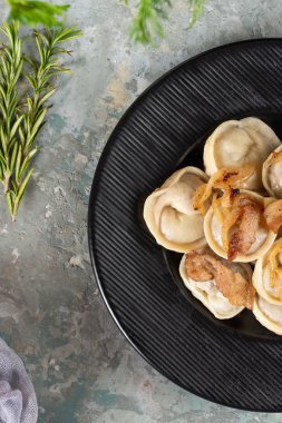 kızarmış soğan ile haşlanmış ev yapımı köfte