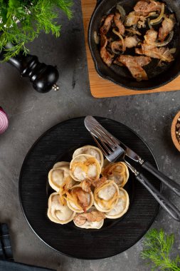 kızarmış soğan ile haşlanmış ev yapımı köfte