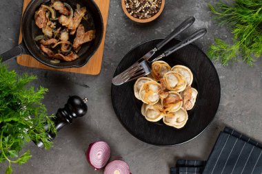 kızarmış soğan ile haşlanmış ev yapımı köfte