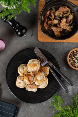 kızarmış soğan ile haşlanmış ev yapımı köfte