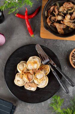 kızarmış soğan ile haşlanmış ev yapımı köfte