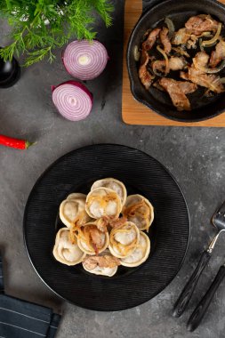 kızarmış soğan ile haşlanmış ev yapımı köfte