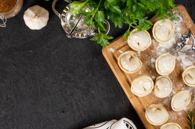 Ahşap tahta üzerinde ham ev yapımı köfte