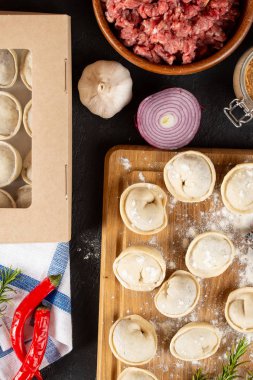 Tablo üzerinde ham ev yapımı köfte