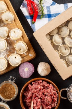 Tablo üzerinde ham ev yapımı köfte