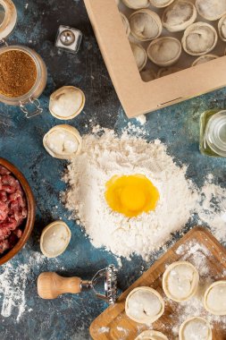 Tablo üzerinde ham ev yapımı köfte