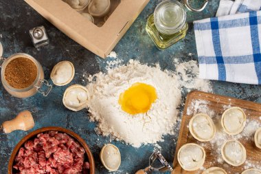 Tablo üzerinde ham ev yapımı köfte