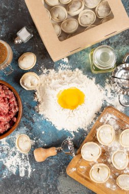 Tablo üzerinde ham ev yapımı köfte