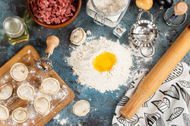 Tablo üzerinde ham ev yapımı köfte