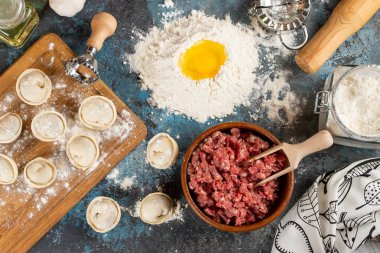 Tablo üzerinde ham ev yapımı köfte