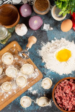 Tablo üzerinde ham ev yapımı köfte