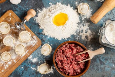 Tablo üzerinde ham ev yapımı köfte