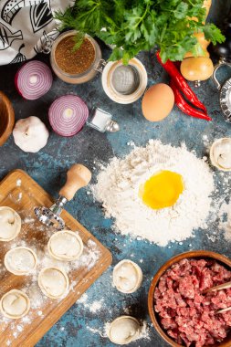 Tablo üzerinde ham ev yapımı köfte