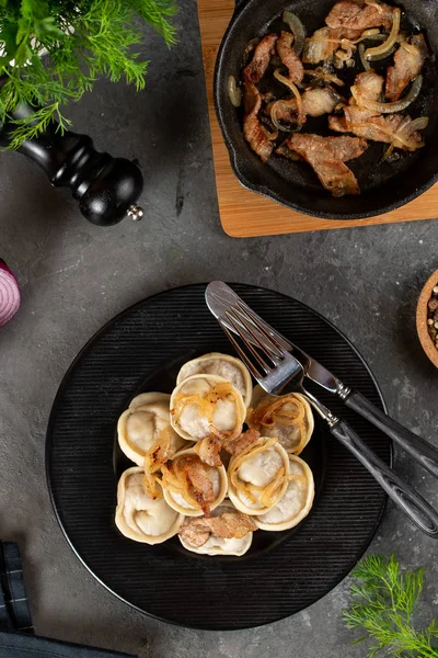 kızarmış soğan ile haşlanmış ev yapımı köfte