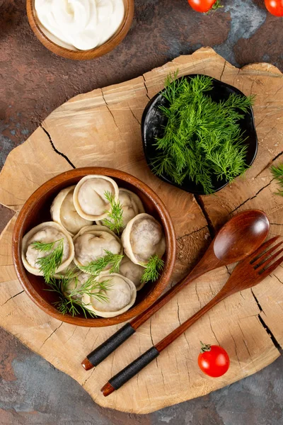 Gekookte Zelfgemaakte Dumplings Met Kruiden Houten Platen — Stockfoto