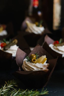 Tuzlu mini kek krem, salatalık ve zeytin ile