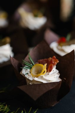 Tuzlu mini kek krem, salatalık ve zeytin ile