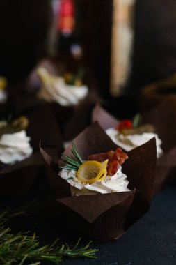 Tuzlu mini kek krem, salatalık ve zeytin ile