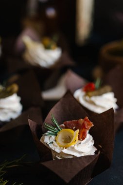 Tuzlu mini kek krem, salatalık ve zeytin ile