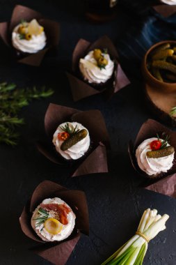 Tuzlu mini kek krem, salatalık ve zeytin ile