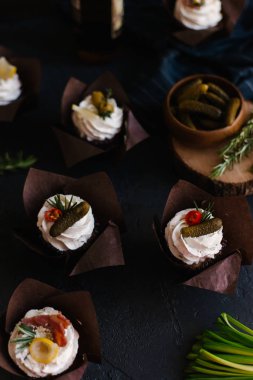 Tuzlu mini kek krem, salatalık ve zeytin ile