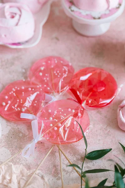粉红色自制糖果玫瑰形状和木棍上的糖果 — 图库照片