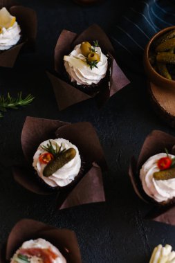 Tuzlu mini kek krem, salatalık ve zeytin ile