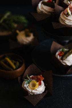 Tuzlu mini kek krem, salatalık ve zeytin ile