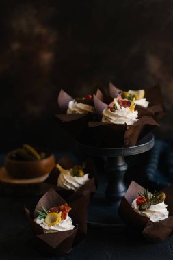 Tuzlu mini kek krem, salatalık ve zeytin ile