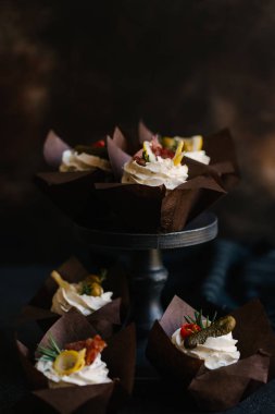 Tuzlu mini kek krem, salatalık ve zeytin ile