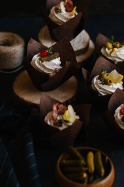 Tuzlu mini kek krem, salatalık ve zeytin ile