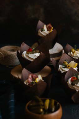 Tuzlu mini kek krem, salatalık ve zeytin ile