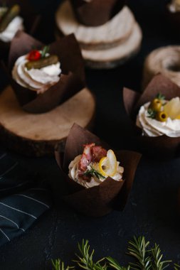 Tuzlu mini kek krem, salatalık ve zeytin ile