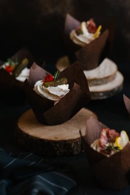 Tuzlu mini kek krem, salatalık ve zeytin ile