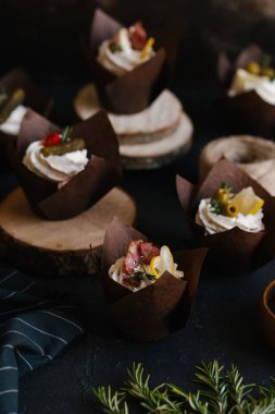 Tuzlu mini kek krem, salatalık ve zeytin ile