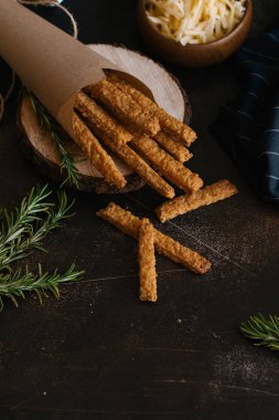 Kızarmış peynirli çubuk karanlık plaka üzerinde