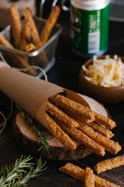 Kızarmış peynirli çubuk karanlık plaka üzerinde